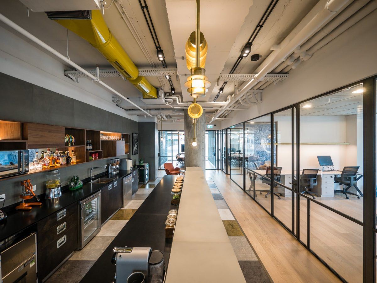 The floor Offices עיצוב התאורה במטבח של המשרד על ידי דורי קמחי